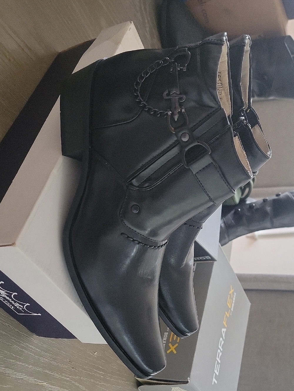 IC COLLECTION Black Leather Men's Chukka Boots with Chain Accent